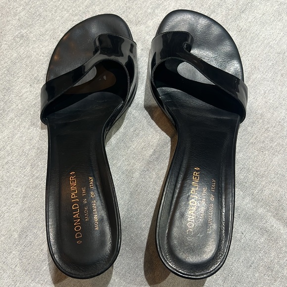 Donald J. Pliner Salya black patent sandal. Size 9.5 - Picture 7 of 8